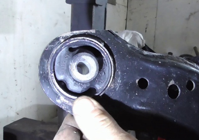 Изношенный сайлентблок переднего рижава