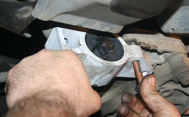 Осмотр сайлентблоков передних рижавков