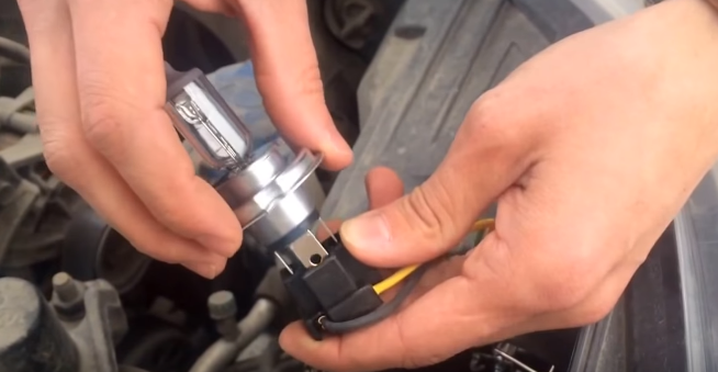 Установка новой лампы ближнего и дальнего света Киа Рио