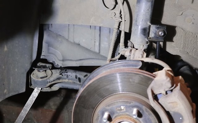 Демонтаж передней рижавской подвески