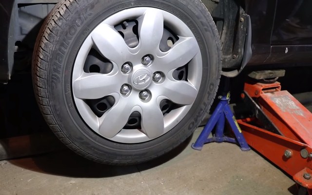 Установка опоры под переднюю часть автомобиля