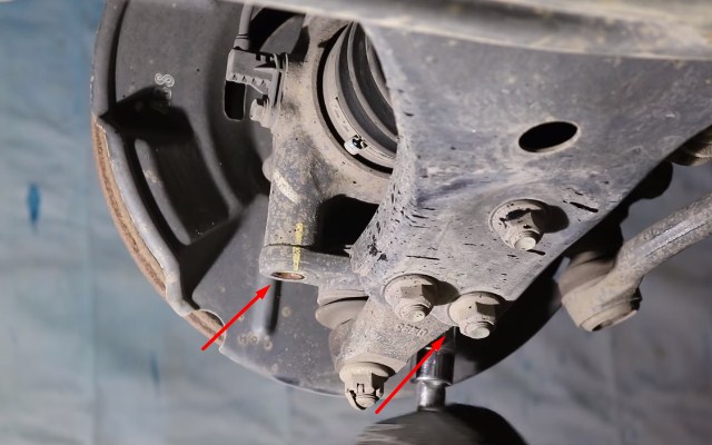 Откручивание болтов крепления шаровой опоры