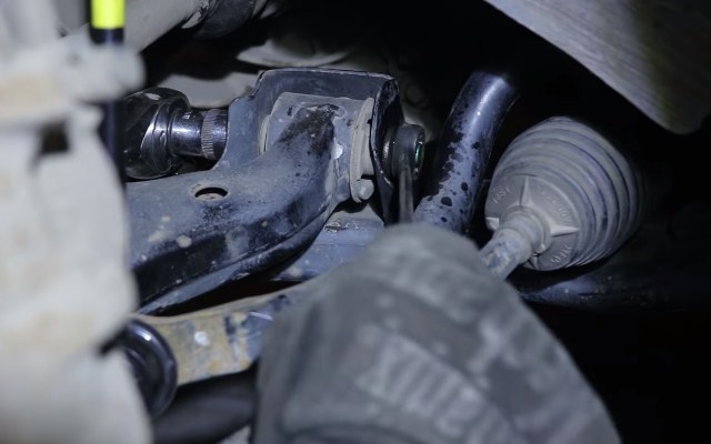 Откручивание болта заднего кронштейна крепления