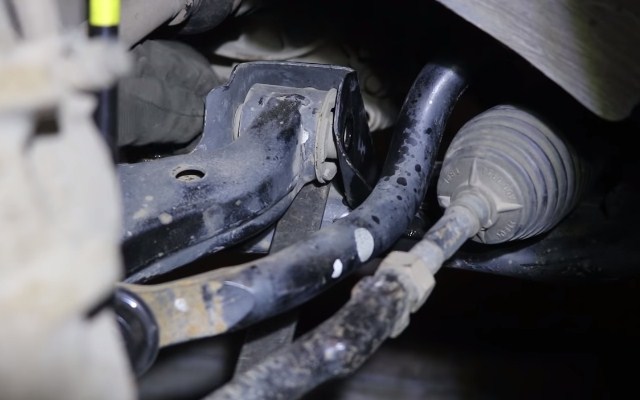 Снятие крепежного болта