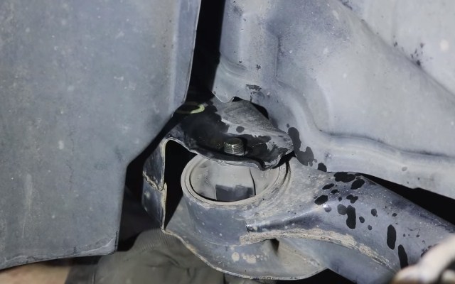 Снятие крепежного болта