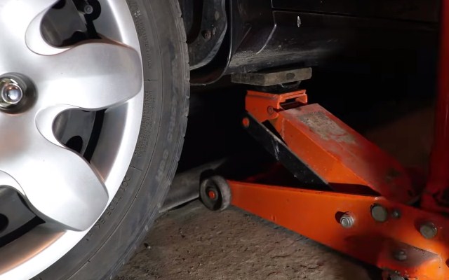 Изящные подставки из-под автомобиля