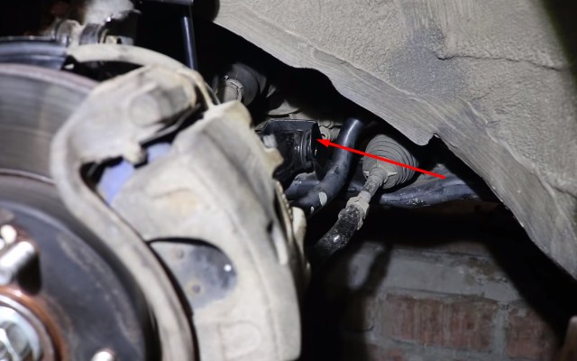 Установка рычага в заднюю опору