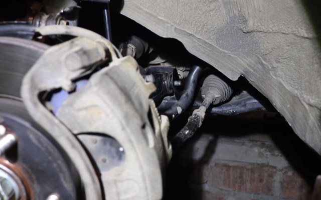 Болт установлен в заднем креплении