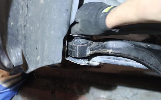 Установка болта в передний сайлентблок