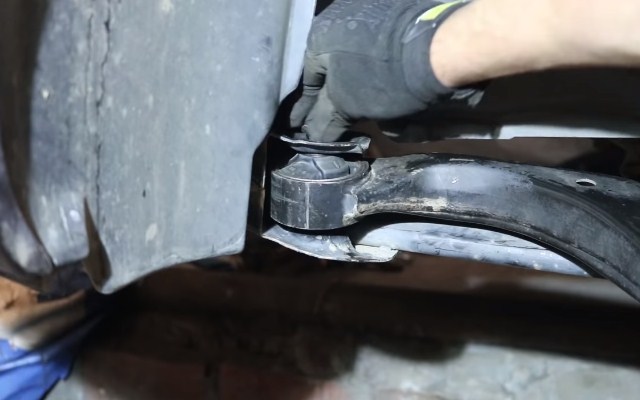 Закручивание переднего шарнира