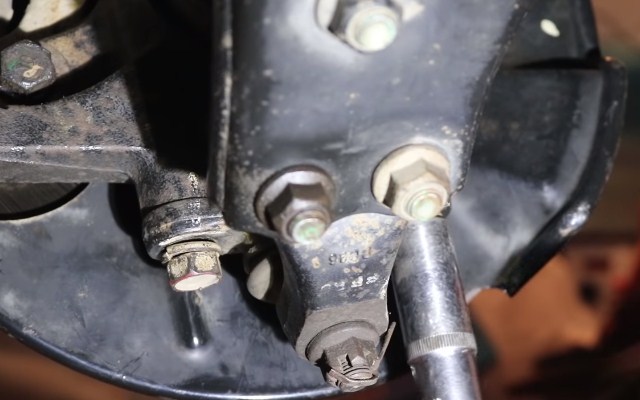 Завинчивание болта крепления баровой опоры