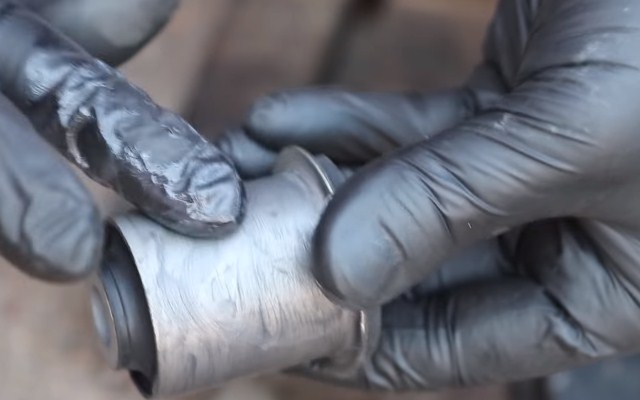 Нанесение смазки на металлическую часть шарнира