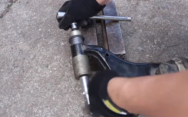 Установка петель путем затягивания болта