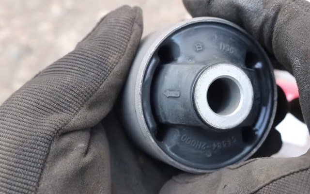 Стрелка на рычаге переднего сайлентблока