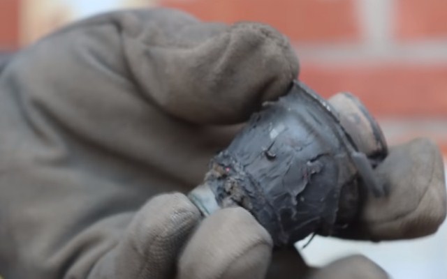 Сайлентблок переднего рижаха после демонтажа