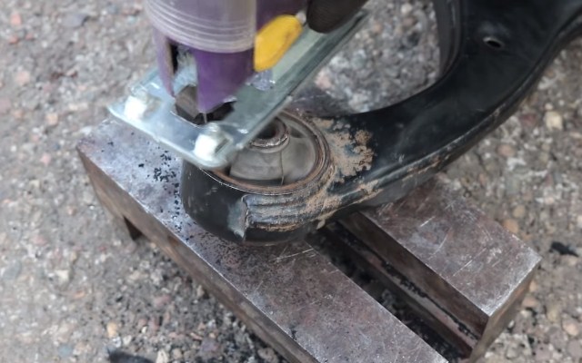 Выпиливание резиновой втулки электролобзиком