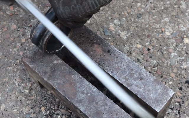 Пропиливание пазов в металлической части петли