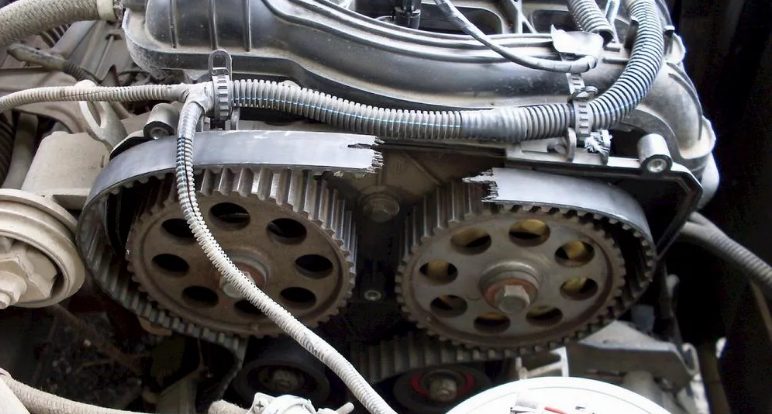 На фото представлен обрыв ремня ГРМ
