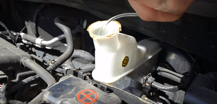 Замена тормозной жидкости на Киа Рио – периодичность замены и особенности выбора