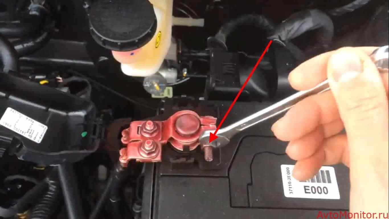 Откручивание плюсовой клеммы