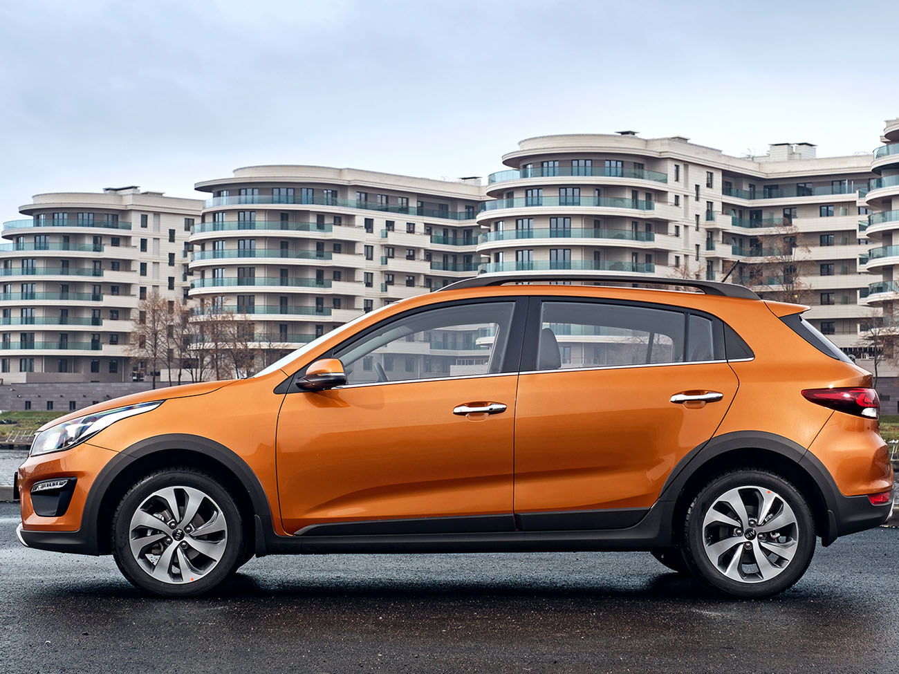 Kia Rio X-Line 2019 оранжевая сбоку