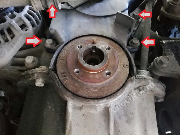 Крепление нижней крышки ремня ГРМ.