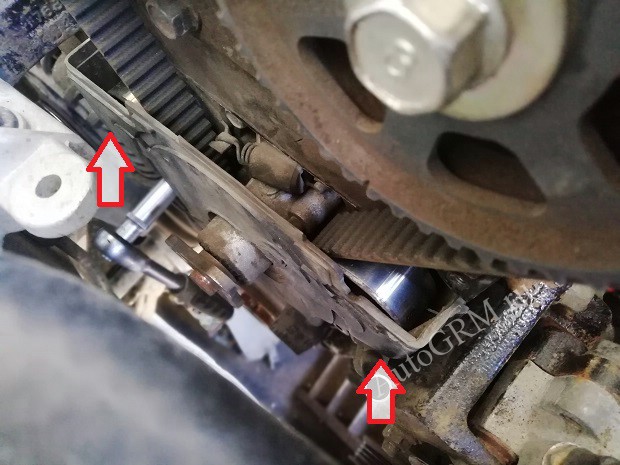 Крепление средней крышки ремня ГРМ.