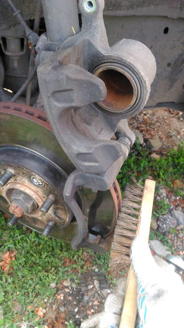 Меняем передние тормозные колодки на Kia Ceed