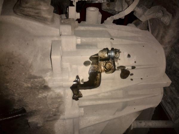 Ослаблен болт контрольного отверстия