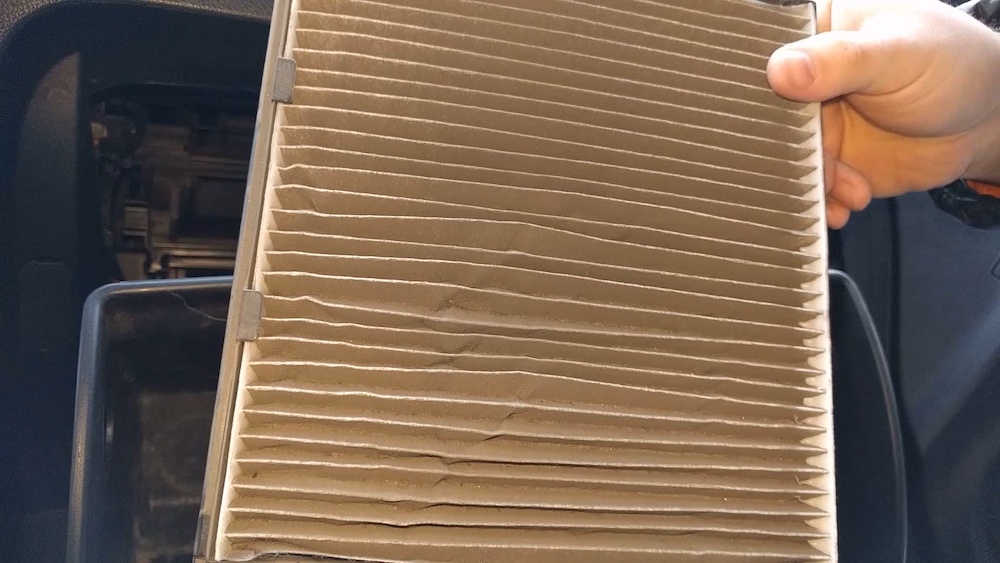 Как заменить салонный фильтр «Киа Рио 3»