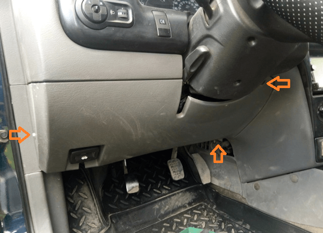 Расположение блока реле в салоне Киа Спектра