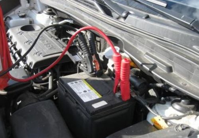 Обязательно ли снимать клеммы при зарядке автомобильного аккумулятора