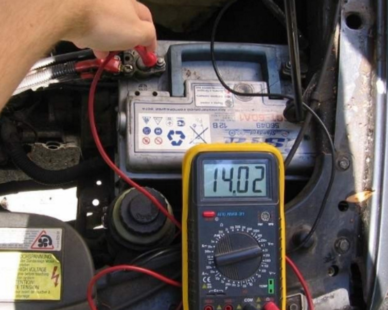 Обязательно ли снимать клеммы при зарядке автомобильного аккумулятора