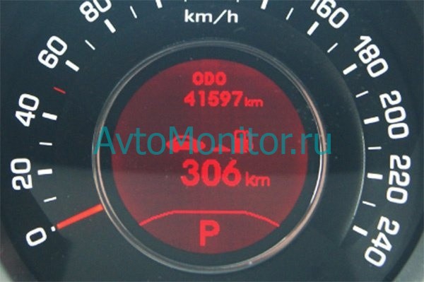 Расстояние, которое автомобиль может проехать с имеющимся запасом топлива в баке. Если значение этого показателя составляет меньше 50 км на дисплее появится пустая строчка (---).