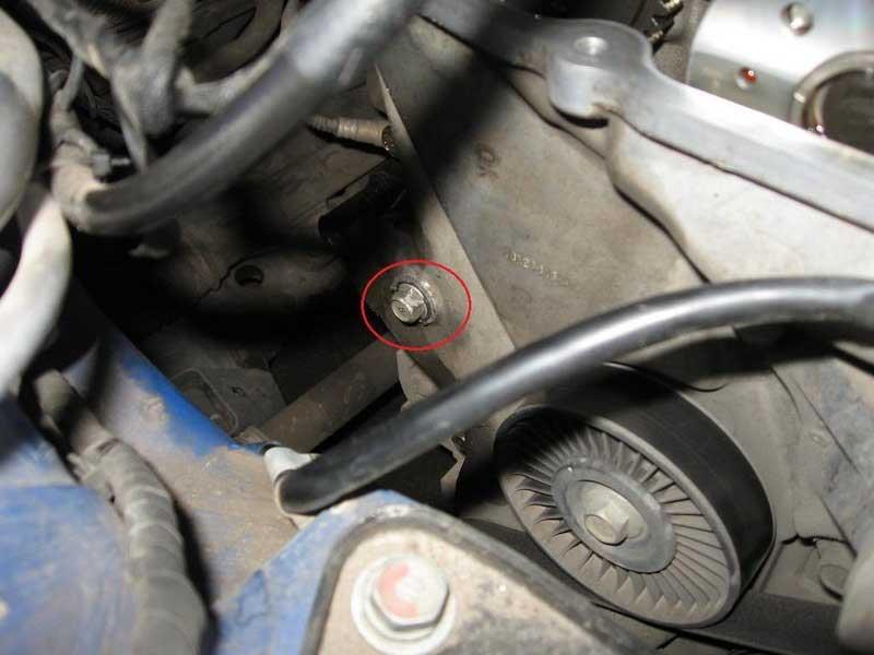 Сервисное отверстие натяжителя цепи