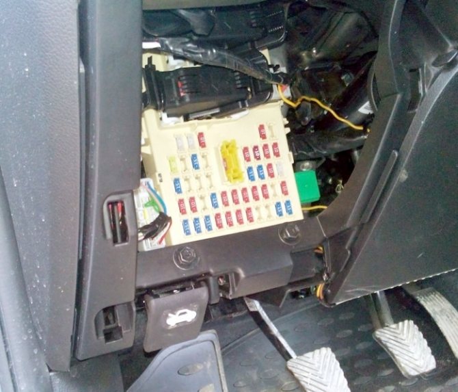 Блок предохранителей в салоне Kia Рио 3