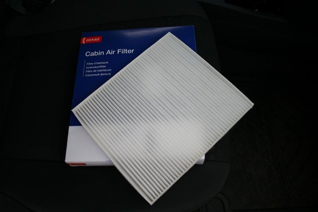 Как заменить салонный фильтр Киа Рио?