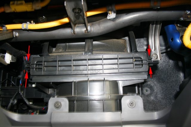 Как заменить салонный фильтр Киа Рио?