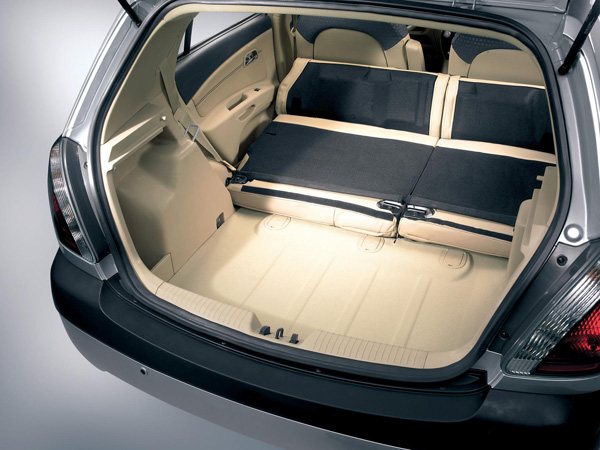 Киа Рио 2 хэтчбек: багажное отделение при сложенном 2 ряде сидений.