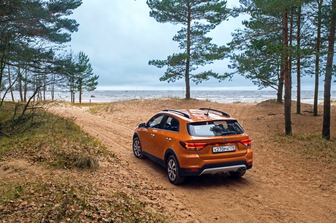 Kia Rio X-Line 2022 оранжевая сзади