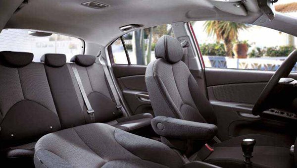 Подлокотник со стороны водителя и задний ряд сидений.