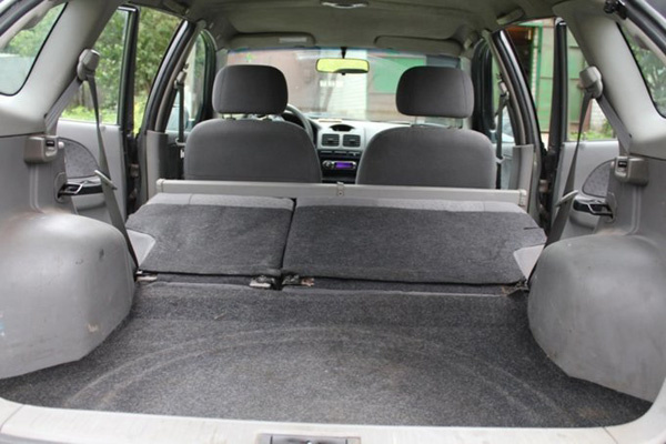 Kia Rio Gen 1 универсал после складывания 2-го ряда сидений. 