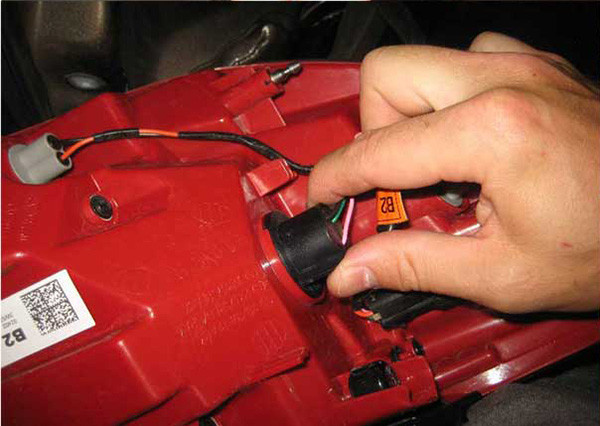 Расходник поворачивается влево и уходит. Установлена ​​новая лампа.