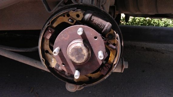 Скрип в заднем колесе при повороте на авто Лада Калина, Ниссан Премьера и Киа Рио