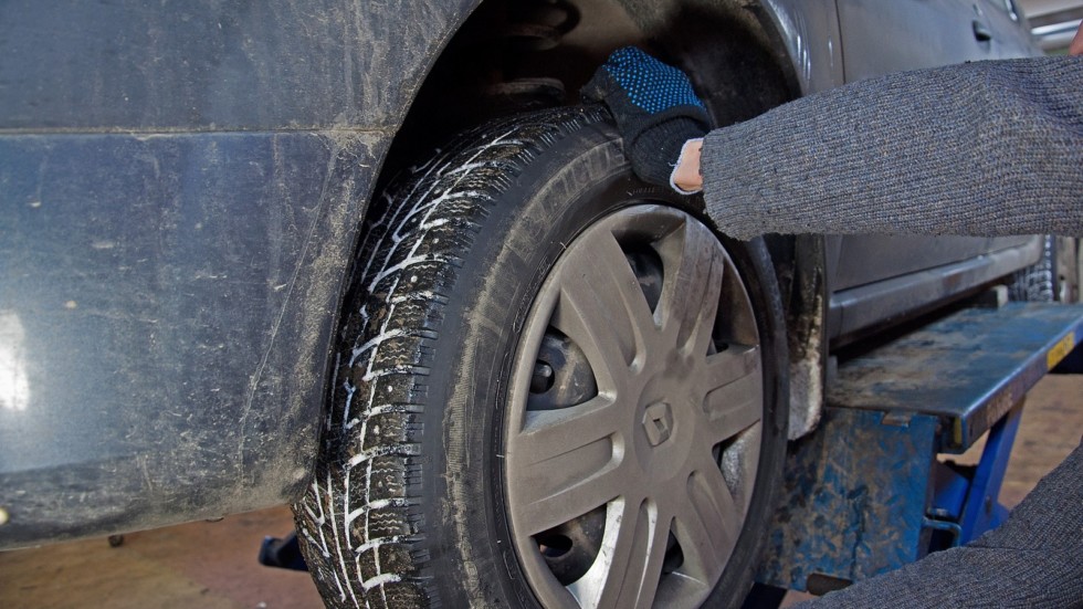 Скрип в заднем колесе при повороте на авто Лада Калина, Ниссан Премьера и Киа Рио