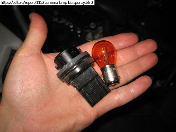 Лампочка тоже крутится и гаснет. Ставится новый на место.