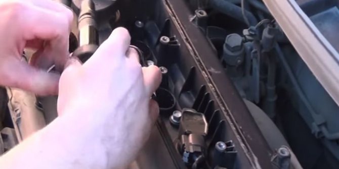 Процесс замены свечей зажигания РИО (3)