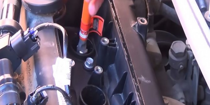 Процесс замены свечей зажигания РИО (5)
