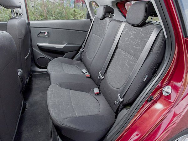 Во втором ряду размещаются 3 человека и так как трансмиссионный тонель не велик, сидящий посередине, сможет поместить ноги свободно.